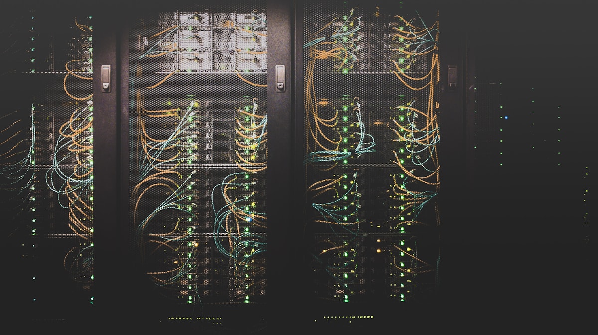 All in One 基础系统：Proxmox VE 或 ESXi 9，你来选